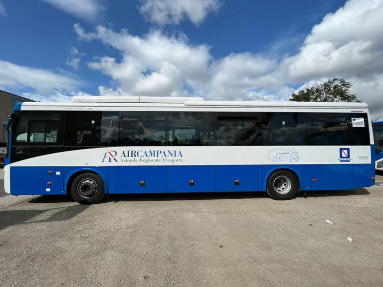 Ragazzini tentano rapina su un autobus e feriscono una passeggera