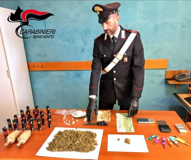 Butta 60 grammi di coca nel water per paura dei carabinieri. In casa pure i petardi