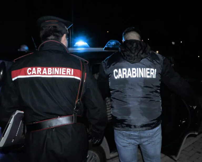 Lei lo denuncia dopo l’aggressione, lui non si arrende: ora è agli arresti