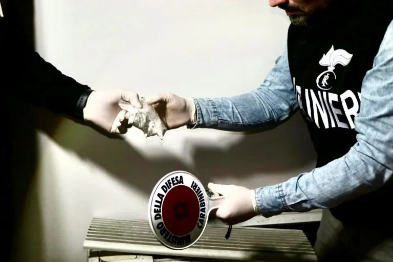 Giovani dediti allo spaccio stanati dai antidroga: fioccano arresti