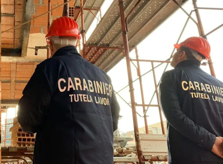 Lavoratori in nero sul cantiere, piombano i carabinieri