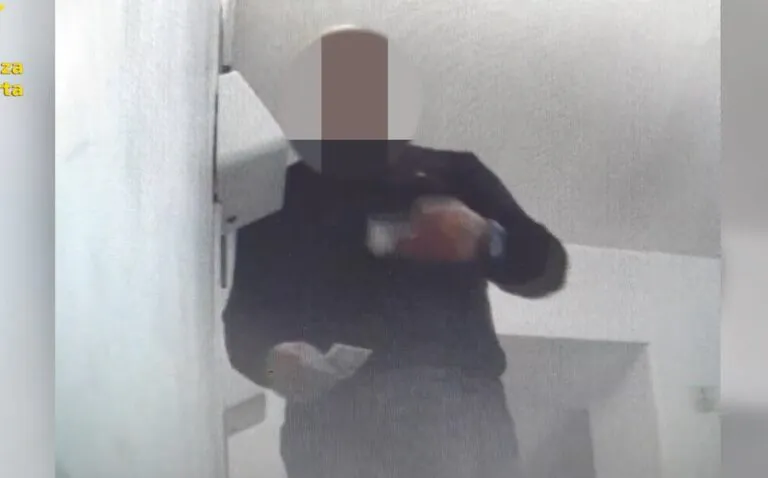 Furbetti del cartellino, ecco video che lo incastra: sequestrati 9mila euro presi senza lavorare