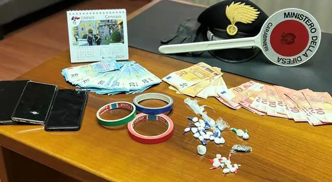 Beccato con un market della coca e soldi, preso pusher della movida in zona tifatina