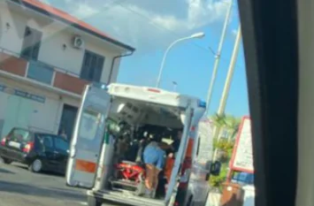 Terribile impatto, due ragazzi sbalzati dallo scooter