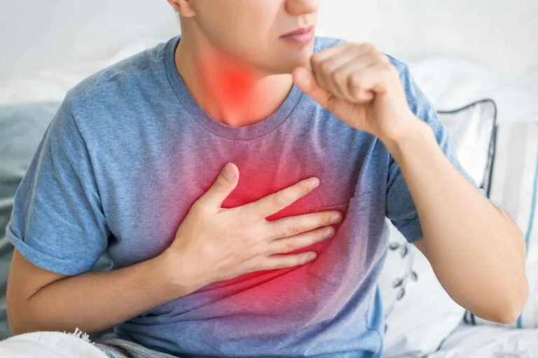 Sta tornando l’influenza e aumentano anche i casi Covid: i sintomi di quest’anno