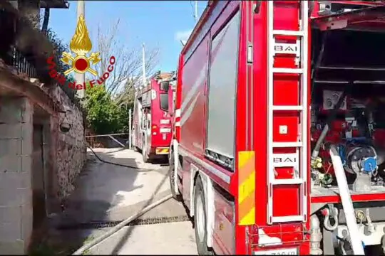 Proprietari fuori per il pranzo domenicale, casa prende fuoco