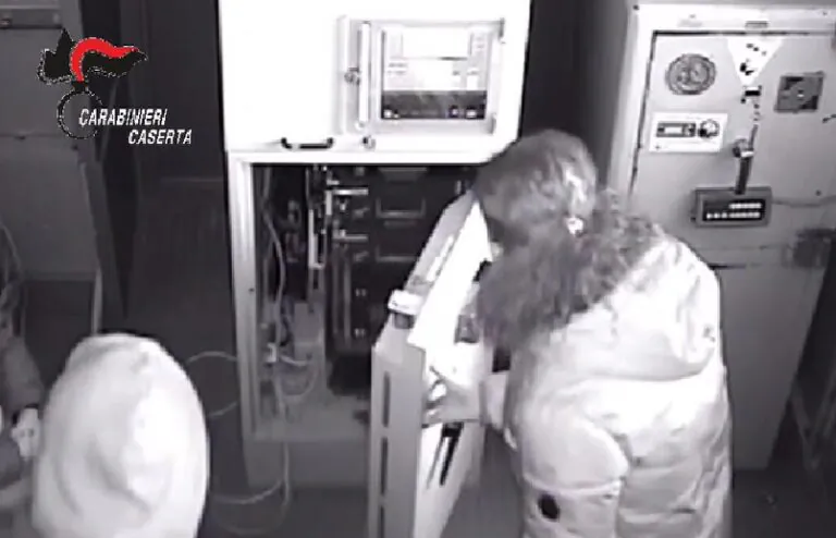 Assalti armati a Poste e supermercati, terzetto “esperto” in manette. IL VIDEO CHOC