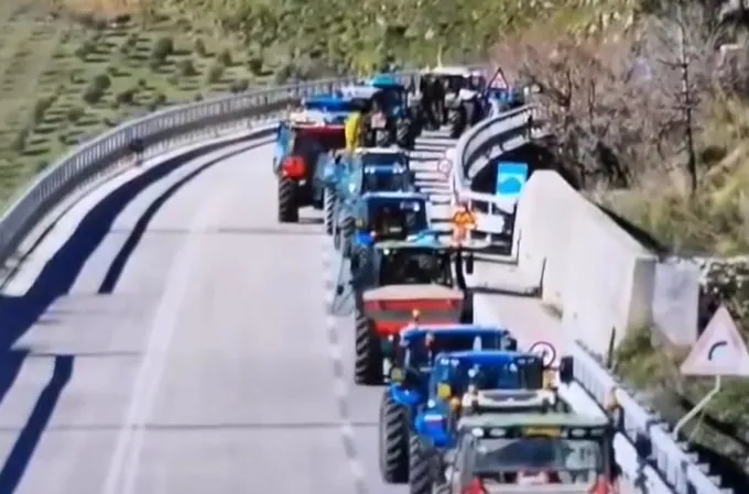Cento trattori in marcia nella Valle contro salari bassi e caro gasolio