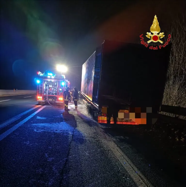 Tir prende fuoco in autostrada, ecco i danni