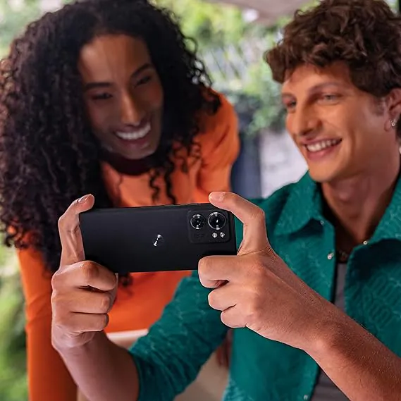 Motorola Edge 40 in offerta shoch: lo paghi meno di metà prezzo e risparmi più di 300 euro