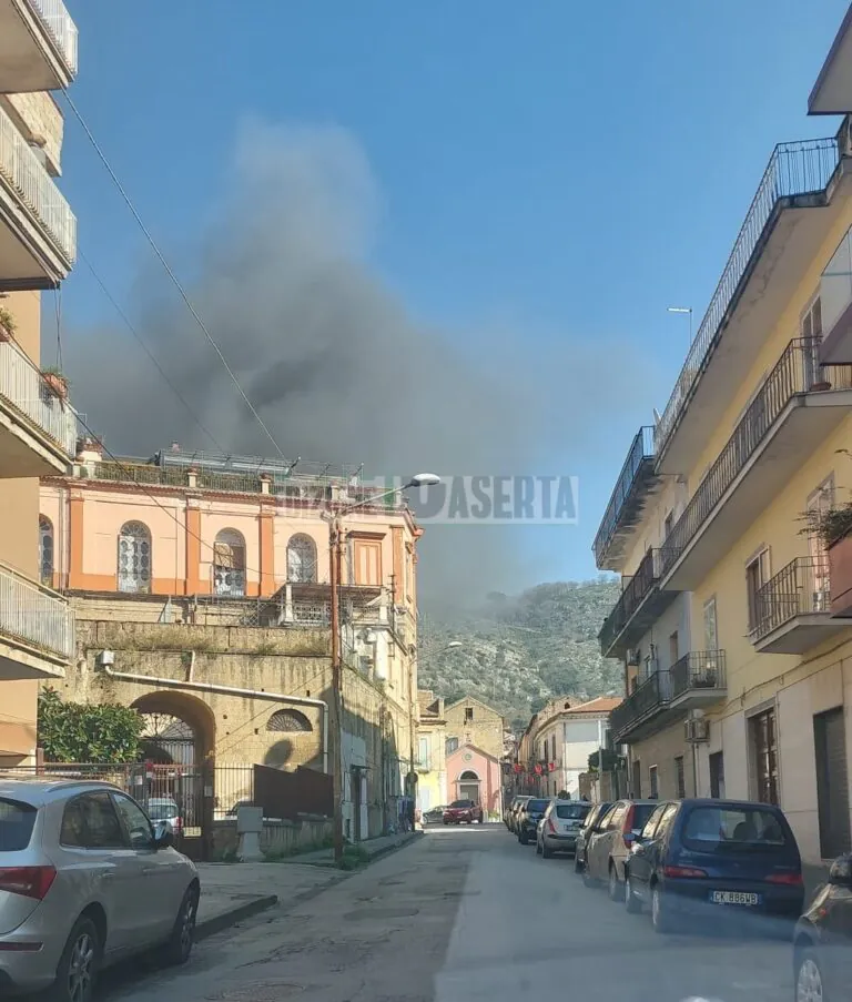 Incendio choc in un condominio nella parte alta della città