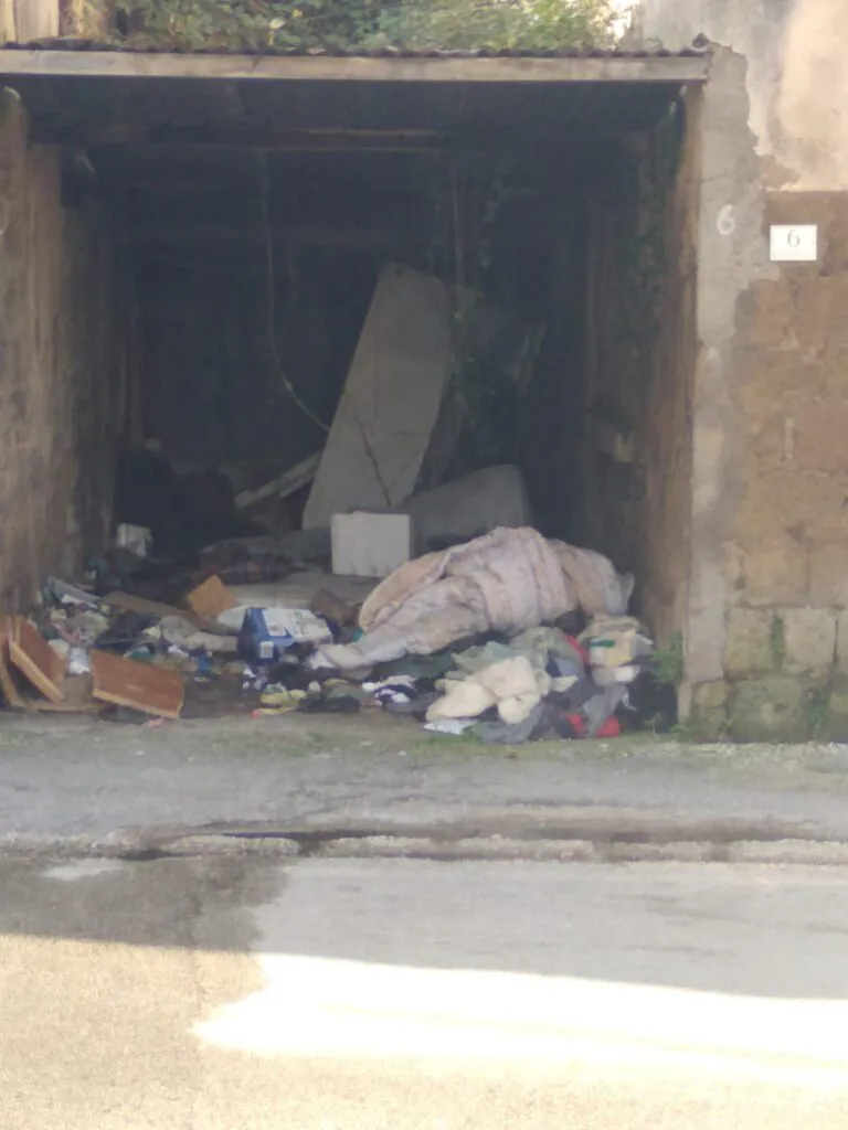 Manufatto abbandonato farcito di rifiuti, protesta dei residenti