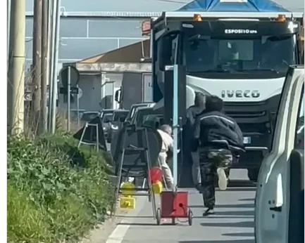 Rissa violenta tra automobilisti fuori scuola, giovanissimo prende a pugni un adulto. VIDEO SHOCK