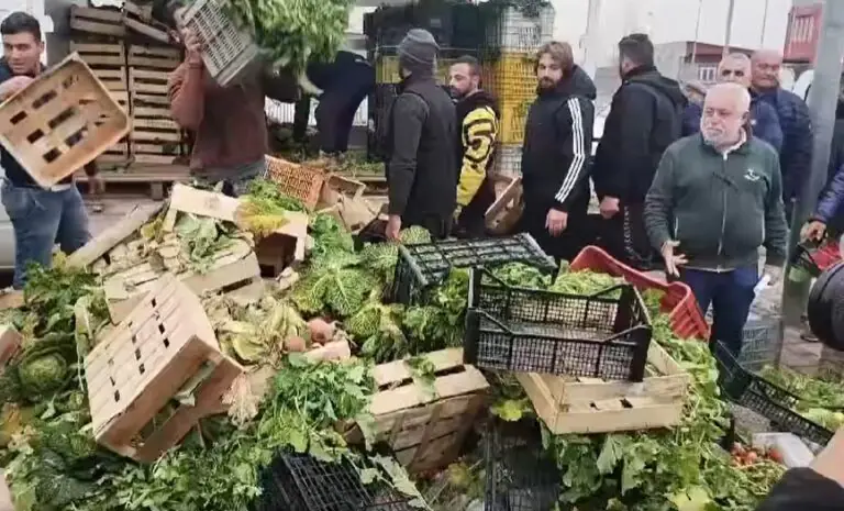 Ecco gli agricoltori che gettano frutta e verdura davanti al supermercato: “Basta speculatori”