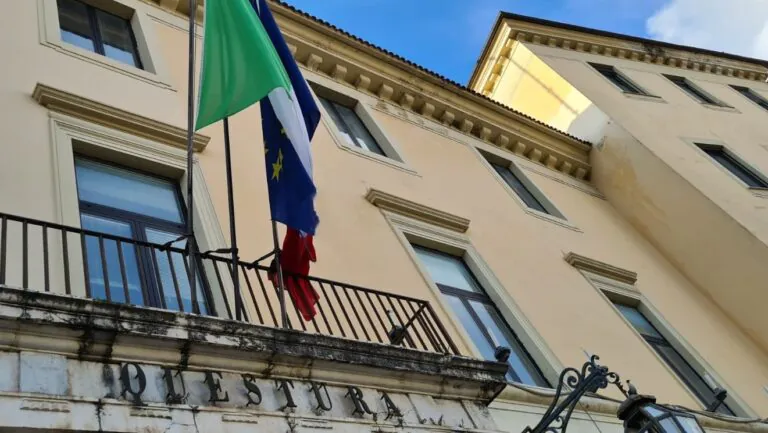 Gli tolgono l’assegno di inclusione e lui picchia dipendente del Comune