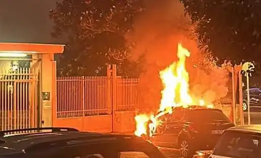 Auto di un’assistente sociale sotto codice rosso va a fuoco. Indagini in corso
