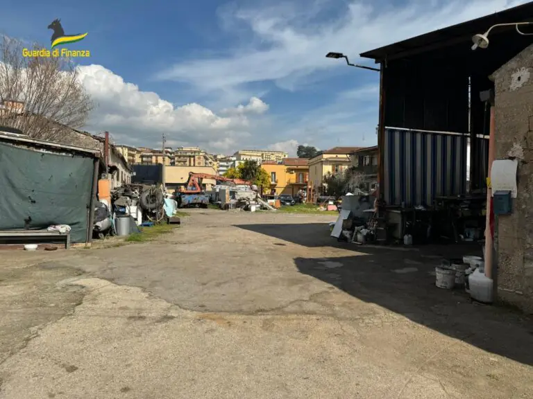 Finanza scopre lo scasso di quartiere: auto vecchie, elettrodomestici e mobili