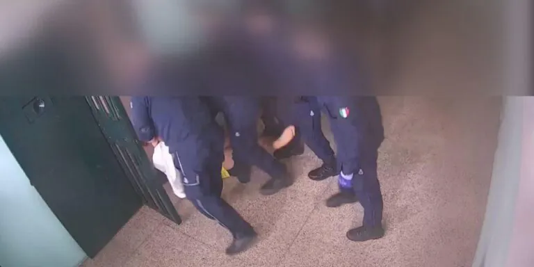 Orrore in carcere, detenuto resta mutilato dopo lite: due agenti in ostaggio