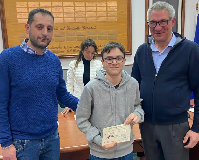 Concorso di poesia dedicato alla memoria del dipendente Sbarra, la premiazione in Comune