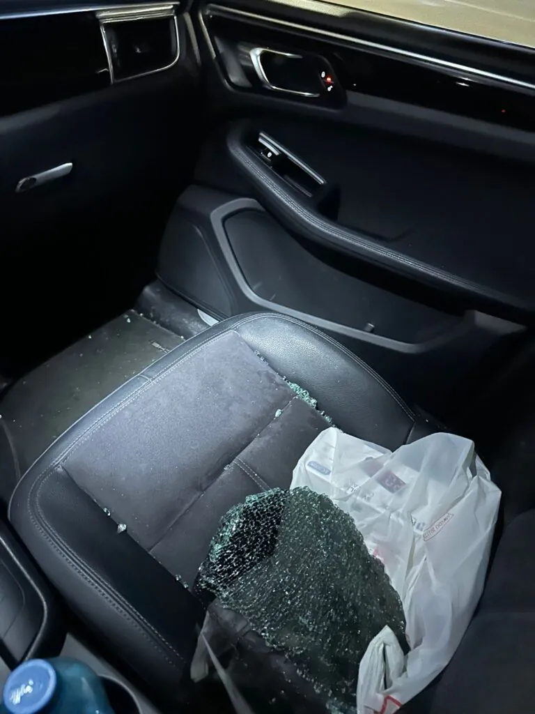 Auto scassinate e ‘ripulite’ nei pressi dei centri commerciali