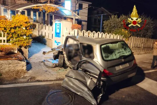 Schianto choc sulla Statale, 20enne resta incastrato tra le lamiere