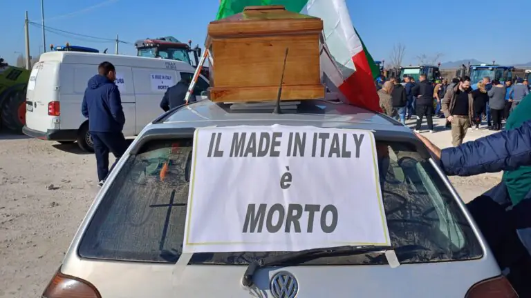 Due caselli presidiati e 20 km di corteo: così la protesta degli agricoltori invade il Casertano