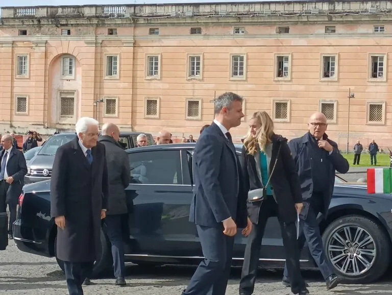 Mattarella a Caserta: la Reggia, l’omaggio a Vanvitelli e l’inno coi bimbi