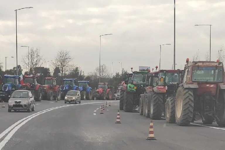 Domenica di protesta, trattori blindano l’ingresso all’autostrada