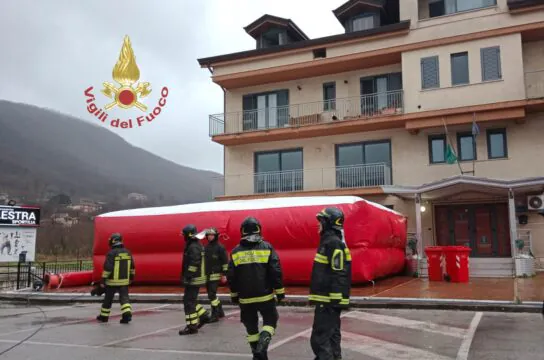 Madre vuole lanciarsi nel vuoto col figlio piccolo
