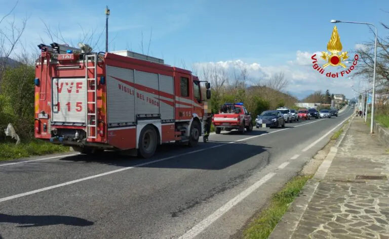 Si ribalta dopo urto, intrappolata in auto: ecco chi sono i feriti. FOTO