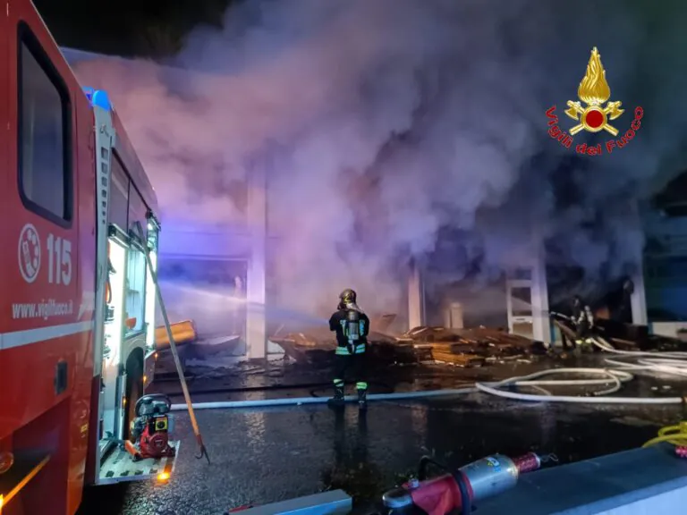 Incendio in via del Lavoro, diramata ordinanza di pubblica e privata incolumità