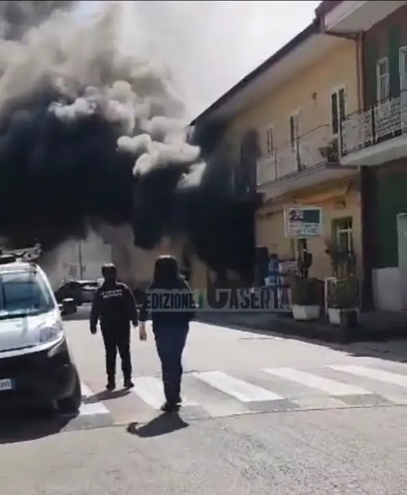 Incendio terribile devasta negozio: dipendente riesce ad uscire