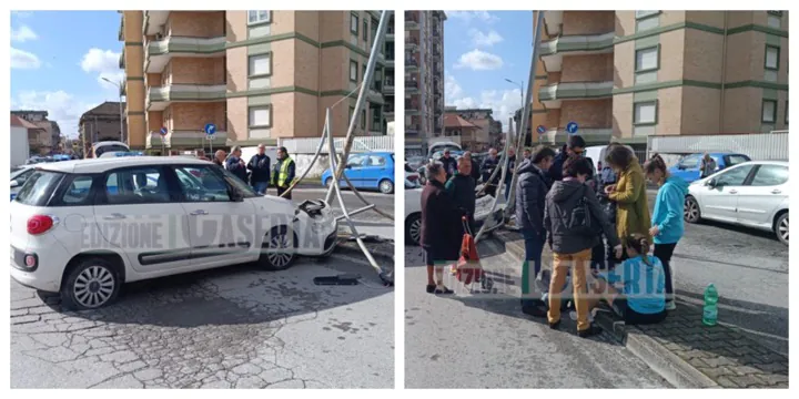 Buca la ruota dell’auto e si schianta contro un palo. Ragazza ferita