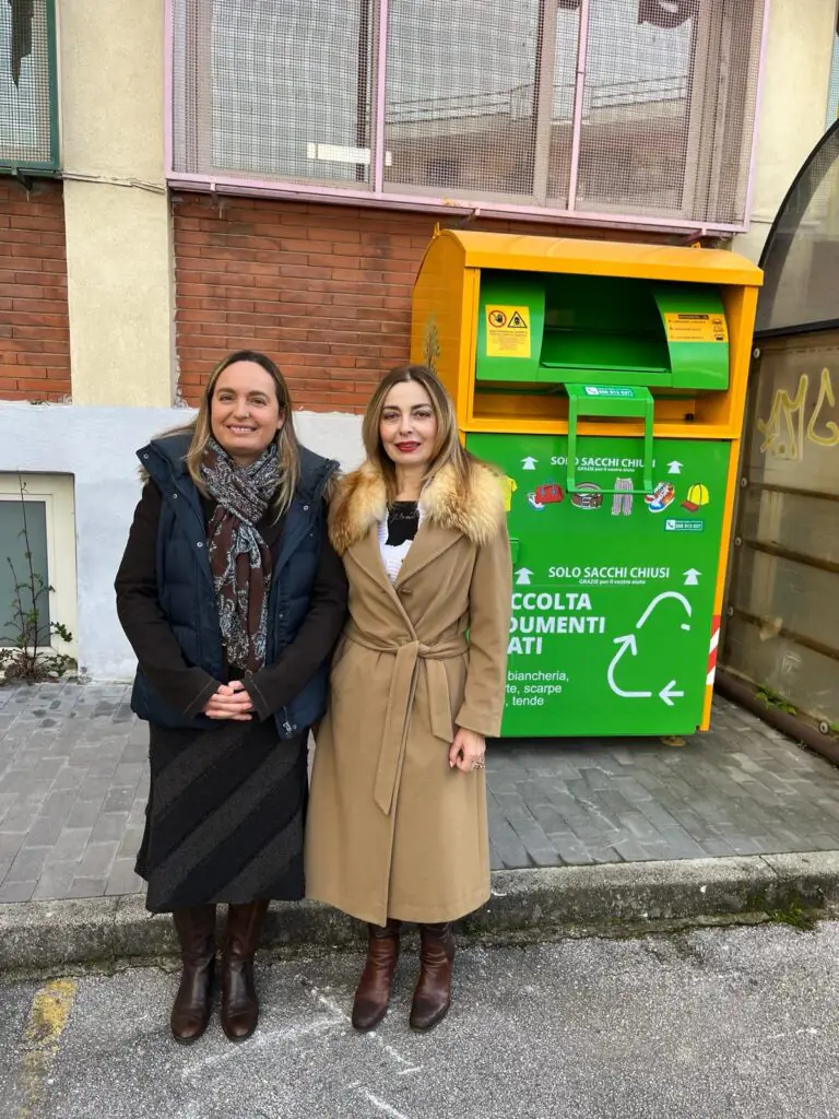 Liceo “San Leucio”, consegnato nuovo contenitore per la raccolta dei rifiuti