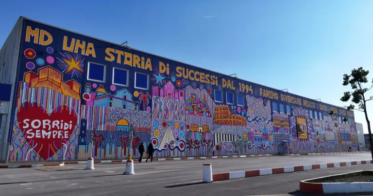 Murale di mille metri quadri, nota catena di market festeggia così i suoi primi trent’anni