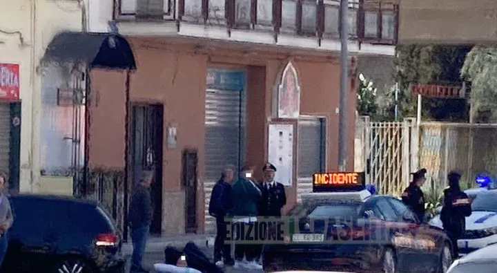 Scontro all’incrocio di via Del Lavoro tra auto e motorino. Uomo soccorso da un passante