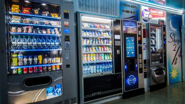 Raid nella scuola, ladri svaligiano i distributori automatici