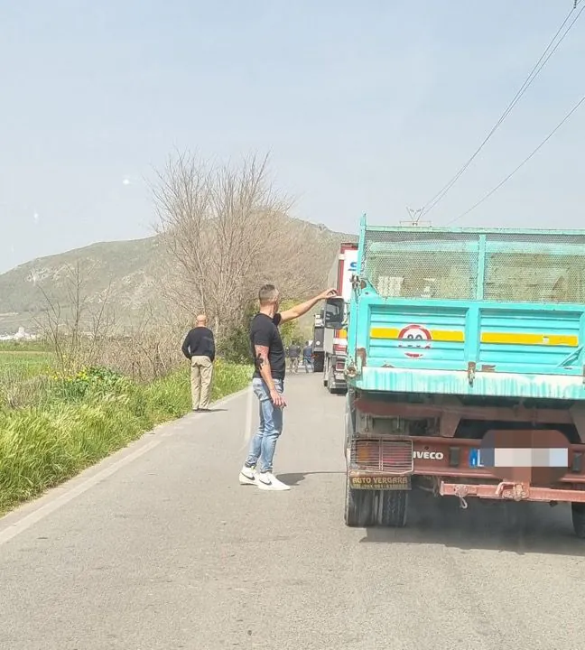 Auto finisce nel fossato, traffico in tilt