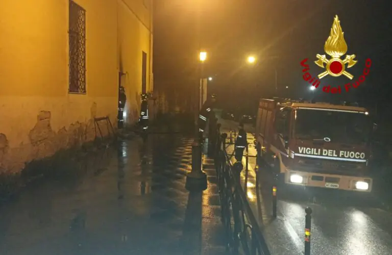 Appiccano incendio alla scuola materna, in fumo pure mobili e lavagne. FOTO