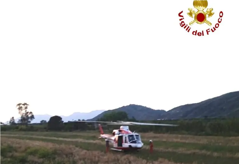 Cade nella scarpata mentre va a cercare funghi