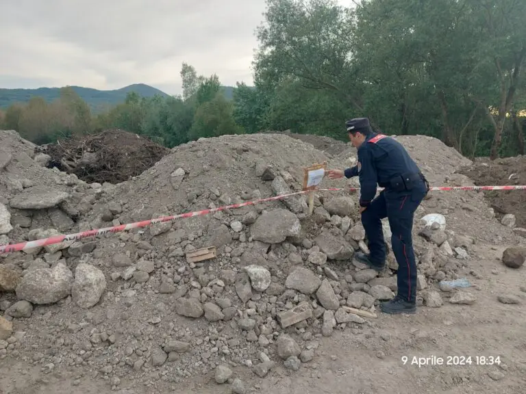 Rifiuti nella cava dismessa, blitz dei militari. Foto