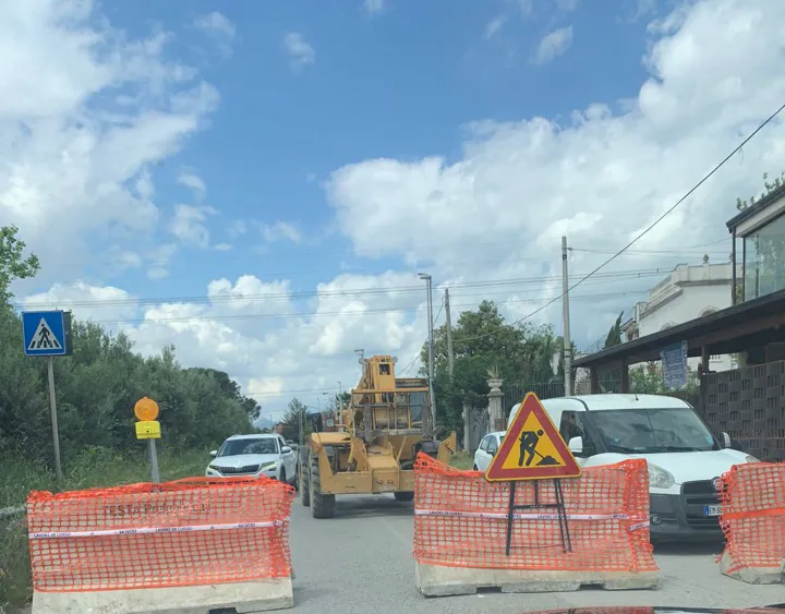 Via Cancello chiusa, scoppia la bagarre. Cittadino denuncia con un filmato e ci scappa la lite con i vigili