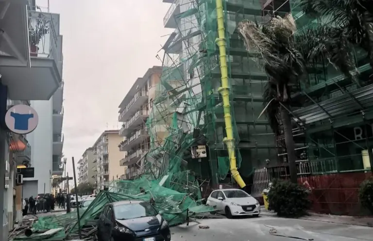 Vento killer, crolla ponteggio, ci sono feriti