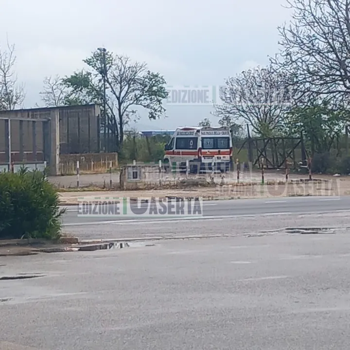 Tragedia in una stradina di campagna: trovato cadavere in auto