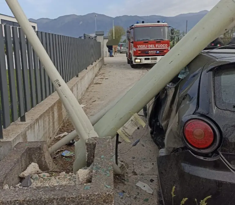Auto si scontrano e travolgono pali: vigili del fuoco in azione per soccorrere feriti. FOTO