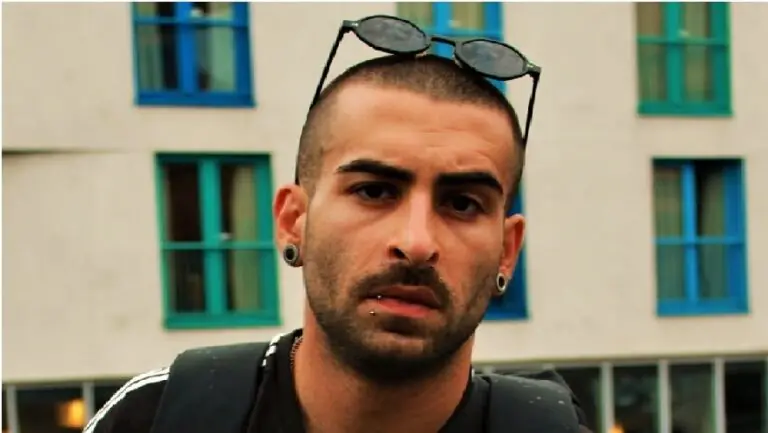Muore rapper DirtyGun, rione in lutto: la dinamica. Automobilista sotto choc
