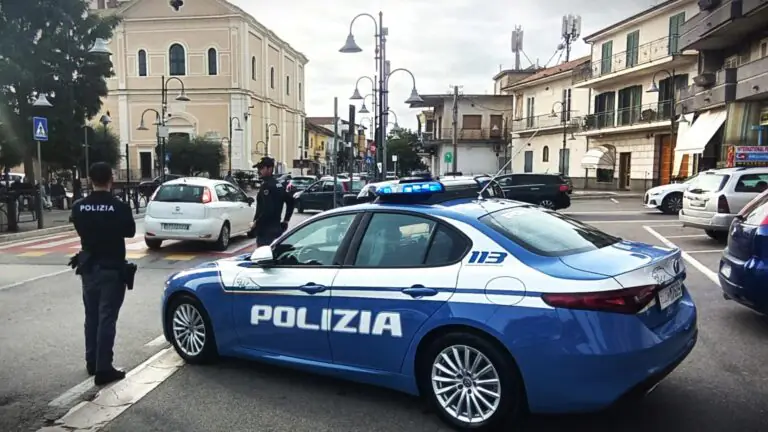 Minaccia di morte la figlia per gelosia e pubblica video su social: in casa aveva pure droga