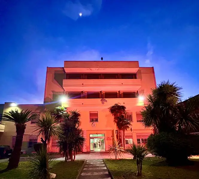 “Giornata nazionale per la donazione degli organi”: il comando dei carabinieri si illumina di rosso