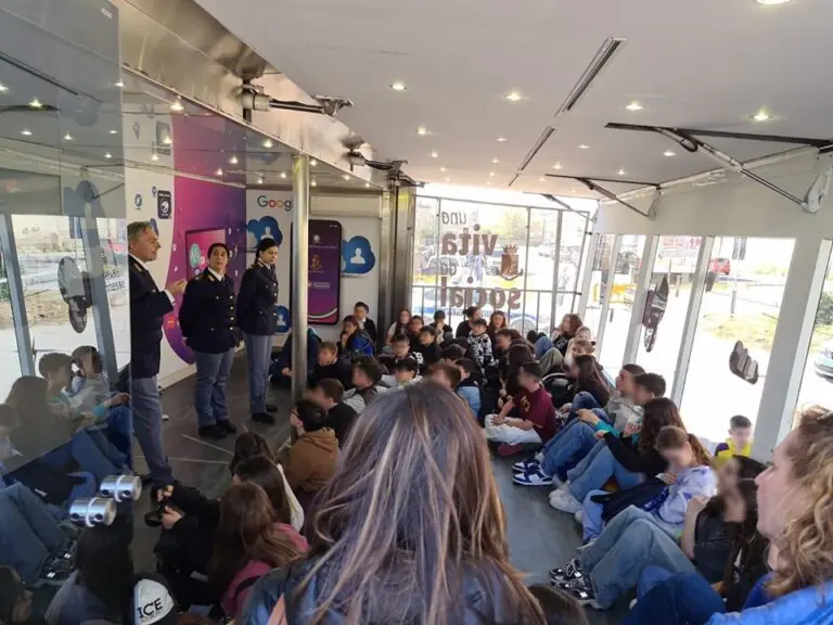 “Una vita da social”, incontro tra polizia e studenti per parlare dei pericoli della rete