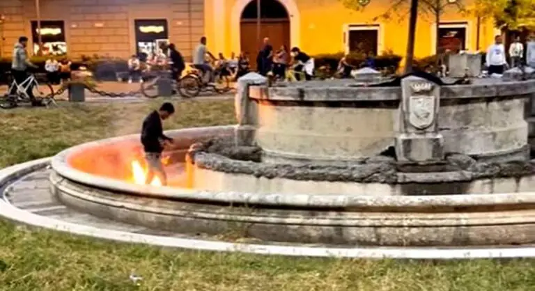 Dà fuoco alla fontana in piazza Vittorio Emanuele, residenti indignati